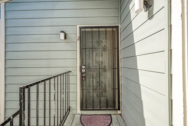 3758 Tanglewilde St in Houston, TX - Building Photo - Building Photo