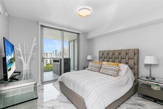 330 Sunny Isles Blvd, Unit 5-1103 in Sunny Isles Beach, FL - Building Photo - Building Photo