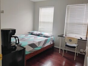 835 Ferndale Ter NE in Leesburg, VA - Building Photo - Building Photo