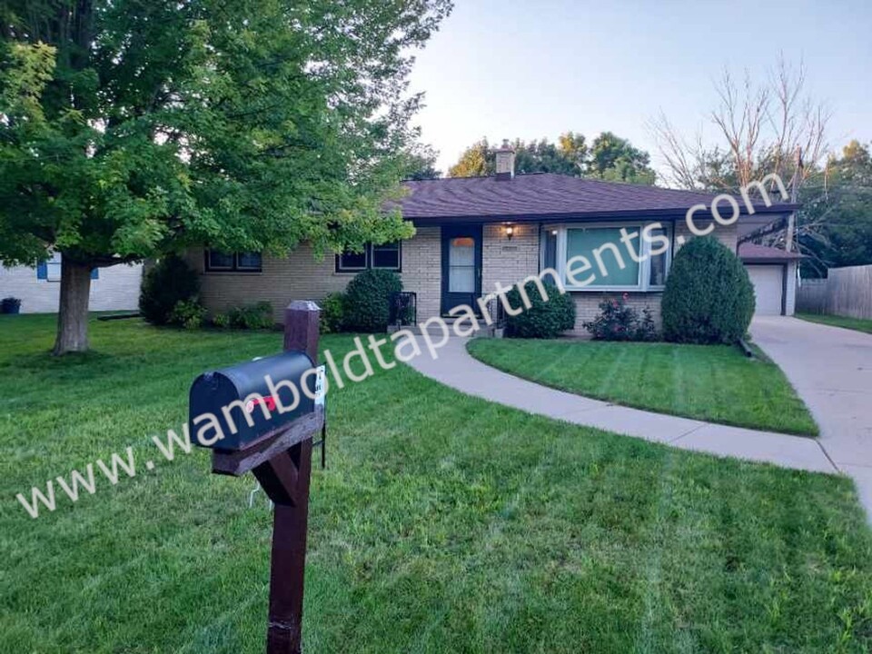 3226 Wheelock Dr in Racine, WI - Foto de edificio