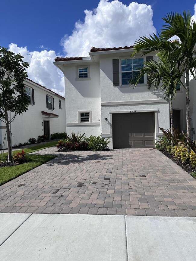 6827 Broadwater Ln in Greenacres, FL - Foto de edificio - Building Photo