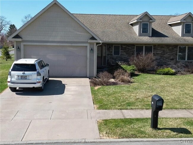 1771 Independence Sq in Utica, NY - Foto de edificio - Building Photo