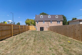 6108 E St Charles Rd in Columbia, MO - Foto de edificio - Building Photo