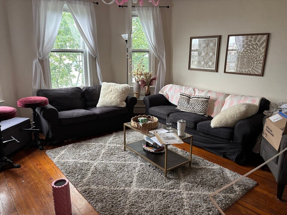 825 E 2nd St, Unit 3 in Boston, MA - Building Photo