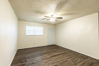 7402 Avenue W in Lubbock, TX - Building Photo - Building Photo