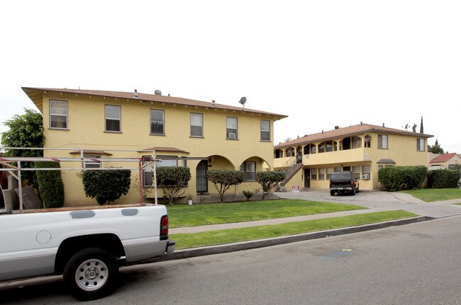 4740-4746 E 56th St in Maywood, CA - Foto de edificio - Building Photo