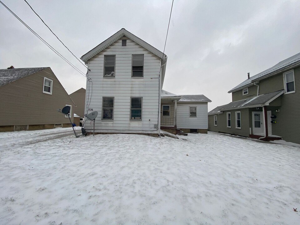 826 W Highland Ave in Ravenna, OH - Building Photo