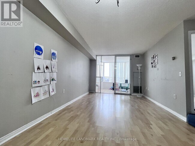 5001 Finch Ave E in Toronto, ON - Building Photo - Building Photo