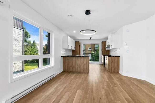 2019 Rue Sainte-Hélène in Longueuil, QC - Building Photo - Building Photo