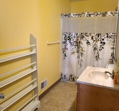 715 N McBride St, Unit 2nd Floor in Syracuse, NY - Foto de edificio - Building Photo