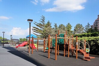 300 Winston Dr in Cliffside Park, NJ - Building Photo - Building Photo