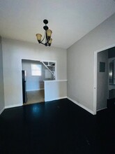 327 W Huisache Ave, Unit 1 in San Antonio, TX - Building Photo - Building Photo