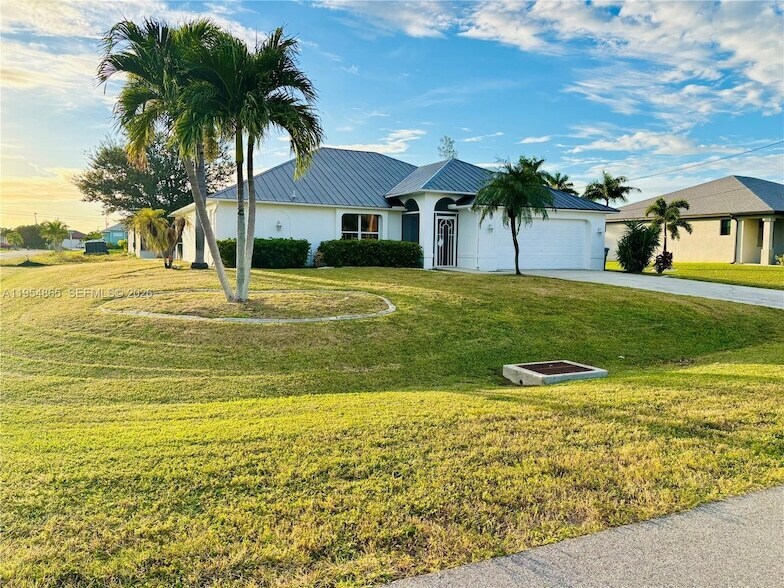 142 SW 34th Pl in Cape Coral, FL - Foto de edificio