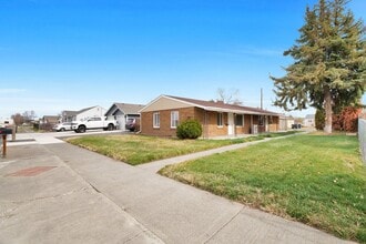 1131-1133 W Ivy Ave in Moses Lake, WA - Building Photo - Building Photo