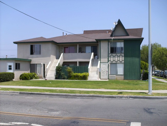 2861 Mendoza Dr in Costa Mesa, CA - Foto de edificio - Building Photo