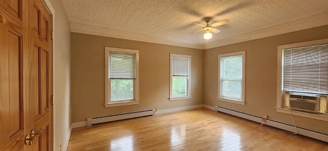 170 S Main St in Waterbury, VT - Foto de edificio - Building Photo