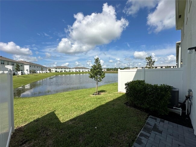 402 SE Crossoak Ln in Port St. Lucie, FL - Building Photo - Building Photo