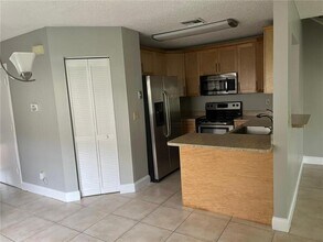 8965 NW 38th Dr in Coral Springs, FL - Foto de edificio - Building Photo