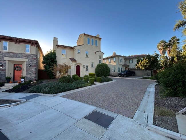 371 Cortona Way in Brentwood, CA - Building Photo - Building Photo