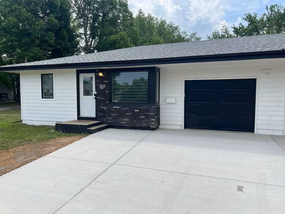 2601 W 13th St in Sioux Falls, SD - Foto de edificio