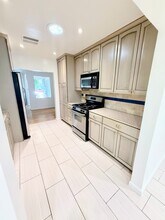 17429 Burbank Blvd in Encino, CA - Foto de edificio - Building Photo