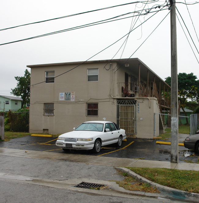 1459 NW 60th St in Miami, FL - Foto de edificio - Building Photo