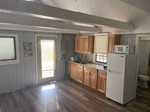 421 W Higgins Lake Dr in Roscommon, MI - Foto de edificio - Building Photo