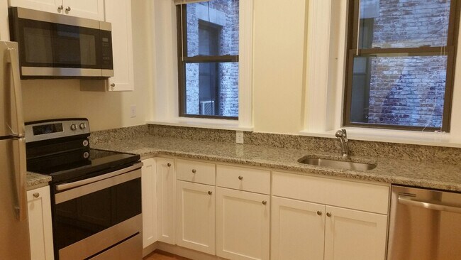 1475 Beacon St, Unit 14 in Brookline, MA - Building Photo - Building Photo