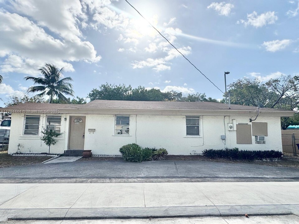 106 NE 2nd Ave in Hallandale Beach, FL - Building Photo