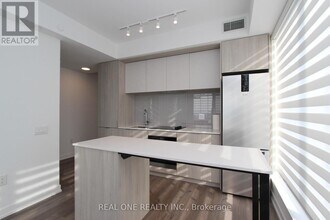 395 Square One Dr in Mississauga, ON - Building Photo - Building Photo