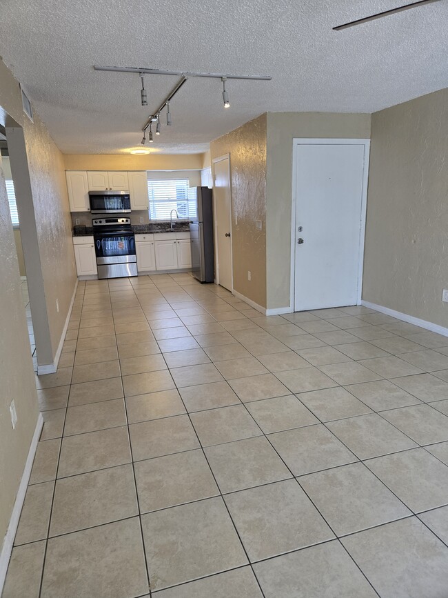 2015 S Tuttle Ave in Sarasota, FL - Building Photo - Building Photo