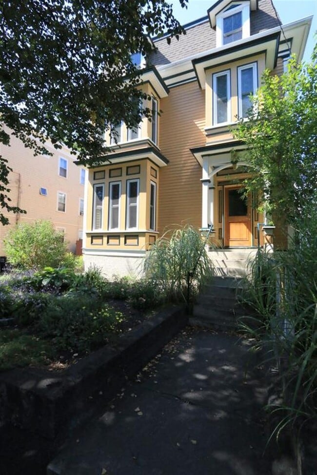 9 Claremon St, Unit 2 in Somerville, MA - Building Photo - Building Photo