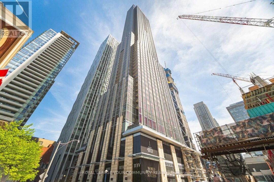 11-4211 Yorkville Ave in Toronto, ON - Building Photo