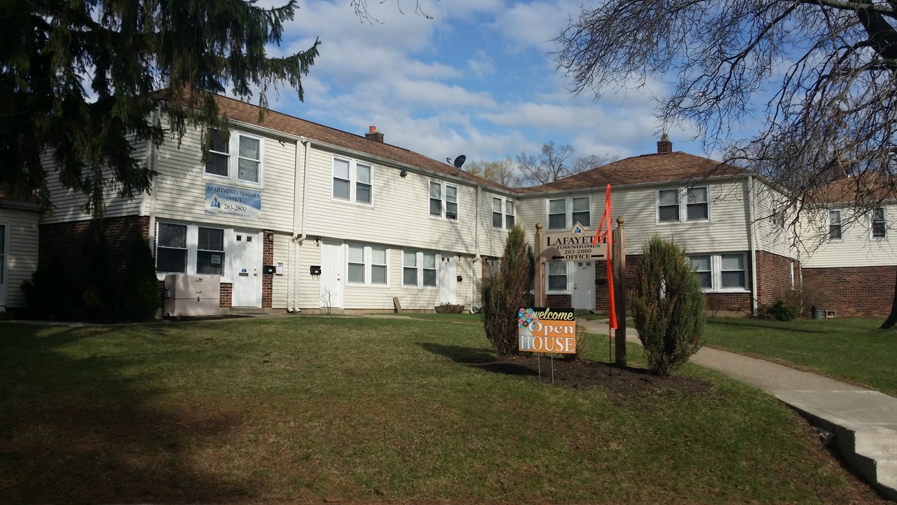 Lafayette Townhouses in Niagara Falls, NY - Foto de edificio