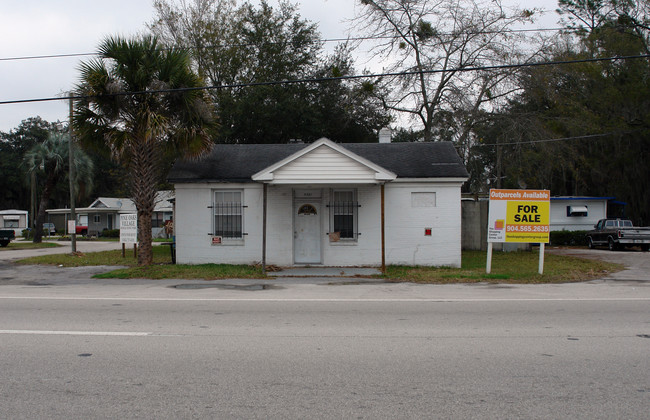 Pine Oak Mobile Home Park in Jacksonville, FL - Building Photo - Building Photo