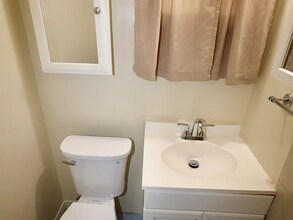 7913 Jamieson Ave in Los Angeles, CA - Foto de edificio - Building Photo