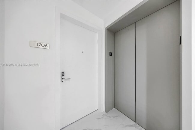 700 NE 24th St, Unit 1706 in Miami, FL - Building Photo - Building Photo