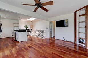 744 12th St, Unit 744 12th St in Manhattan Beach, CA - Building Photo
