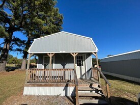 225 Community Dr in Batesville, AR - Building Photo