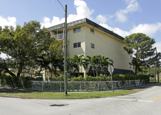 12290 NE 11th Ct in North Miami, FL - Foto de edificio - Building Photo