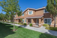 Building Photo - Homecoming At Creekside Apartamentos in Sacramento, California
