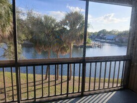 6319 Newtown Cir, Unit B4 in Tampa, FL - Building Photo