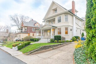 221 E Burke St in Easton, PA - Building Photo