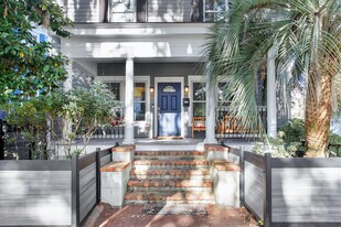 102 W 36th St in Savannah, GA - Building Photo