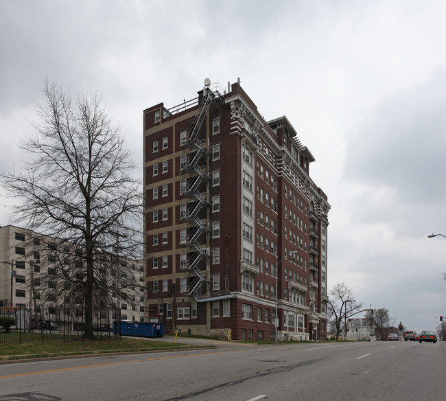 St. Regis Apartments in Kansas City, MO - Foto de edificio - Building Photo