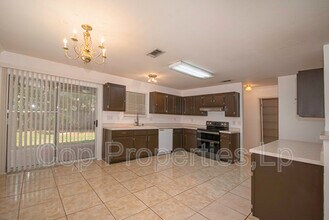 7127 Still Holw Dr in San Antonio, TX - Building Photo - Building Photo