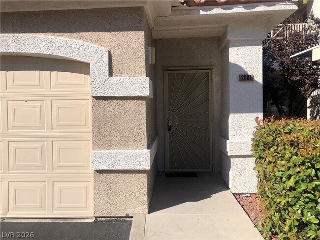 8555 W Russell Rd in Las Vegas, NV - Building Photo - Building Photo