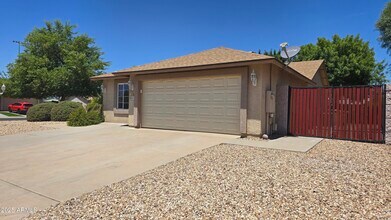 9014 W Rovey Ave in Glendale, AZ - Foto de edificio - Building Photo