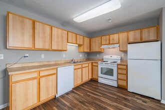 Crimson Villas in Pittsburg, KS - Building Photo - Building Photo