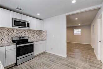 7351 Calais Rd in Houston, TX - Building Photo - Building Photo